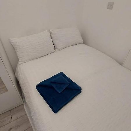 Double En-Suite Room Available In 3 Bed Apt 런던 외부 사진