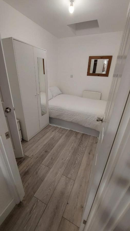 Double En-Suite Room Available In 3 Bed Apt 런던 외부 사진