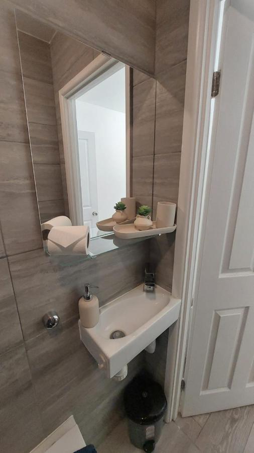 Double En-Suite Room Available In 3 Bed Apt 런던 외부 사진