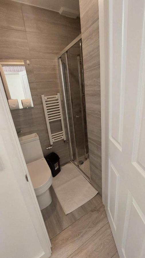 Double En-Suite Room Available In 3 Bed Apt 런던 외부 사진