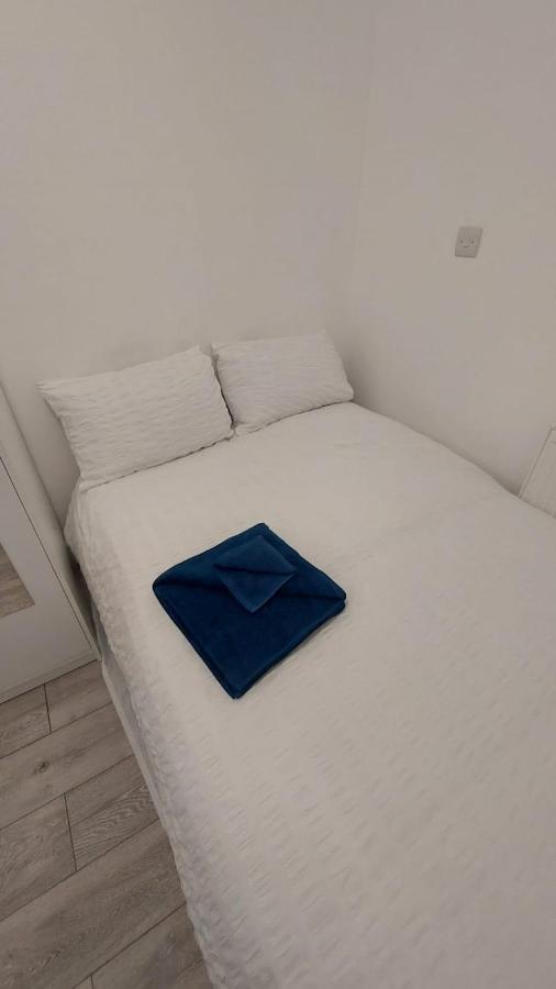 Double En-Suite Room Available In 3 Bed Apt 런던 외부 사진