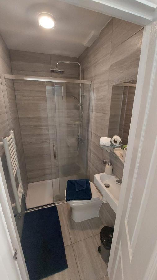 Double En-Suite Room Available In 3 Bed Apt 런던 외부 사진